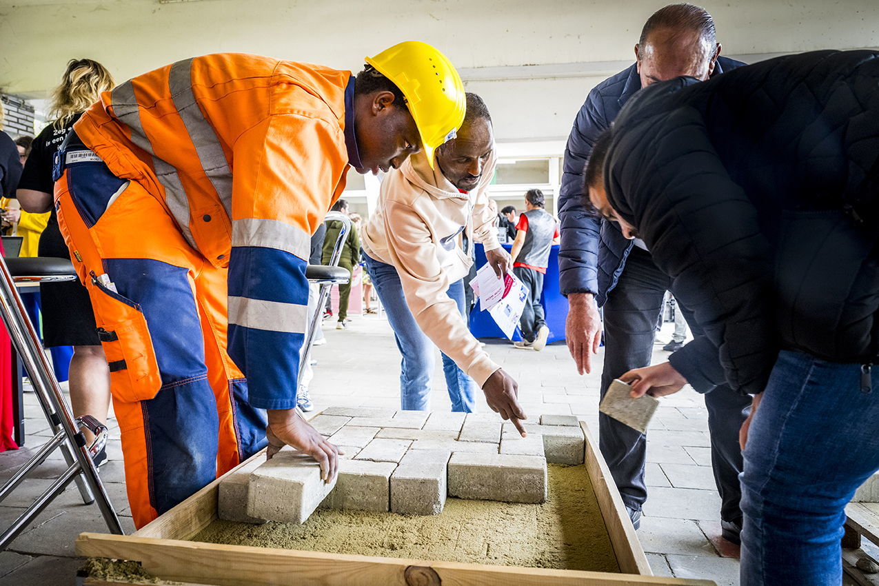 Deelnemers aan de slag als wegenwerkers