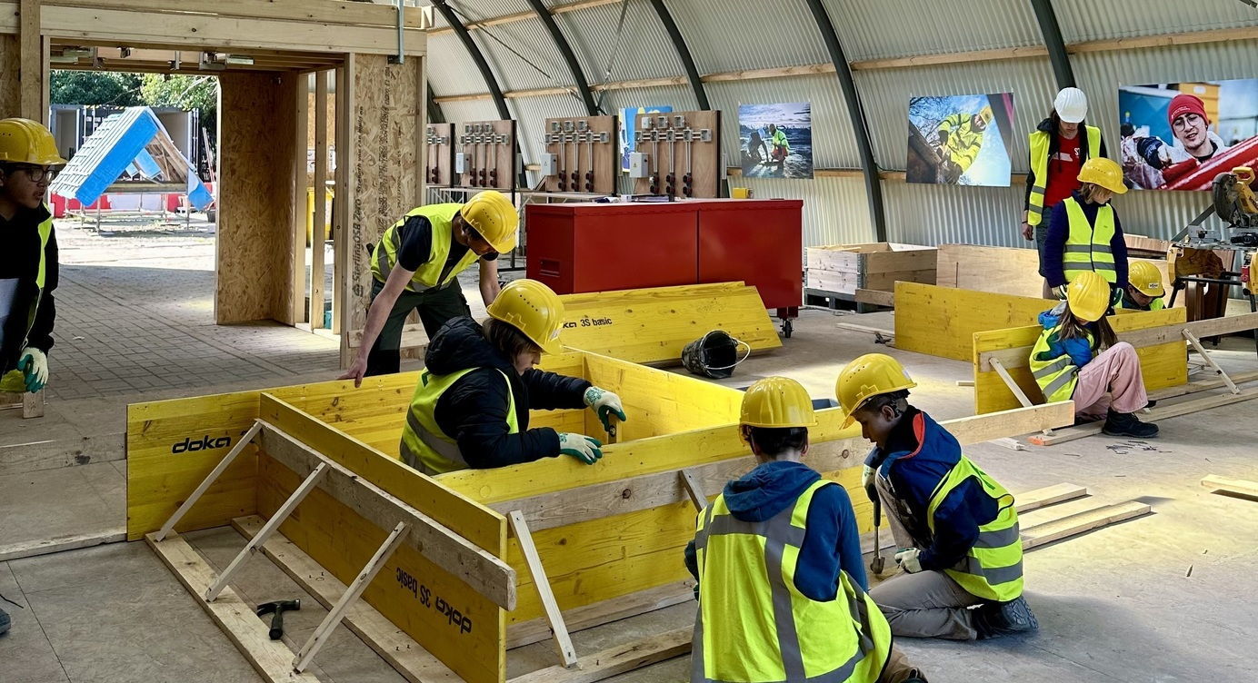 Jongeren aan het werk als bekisters