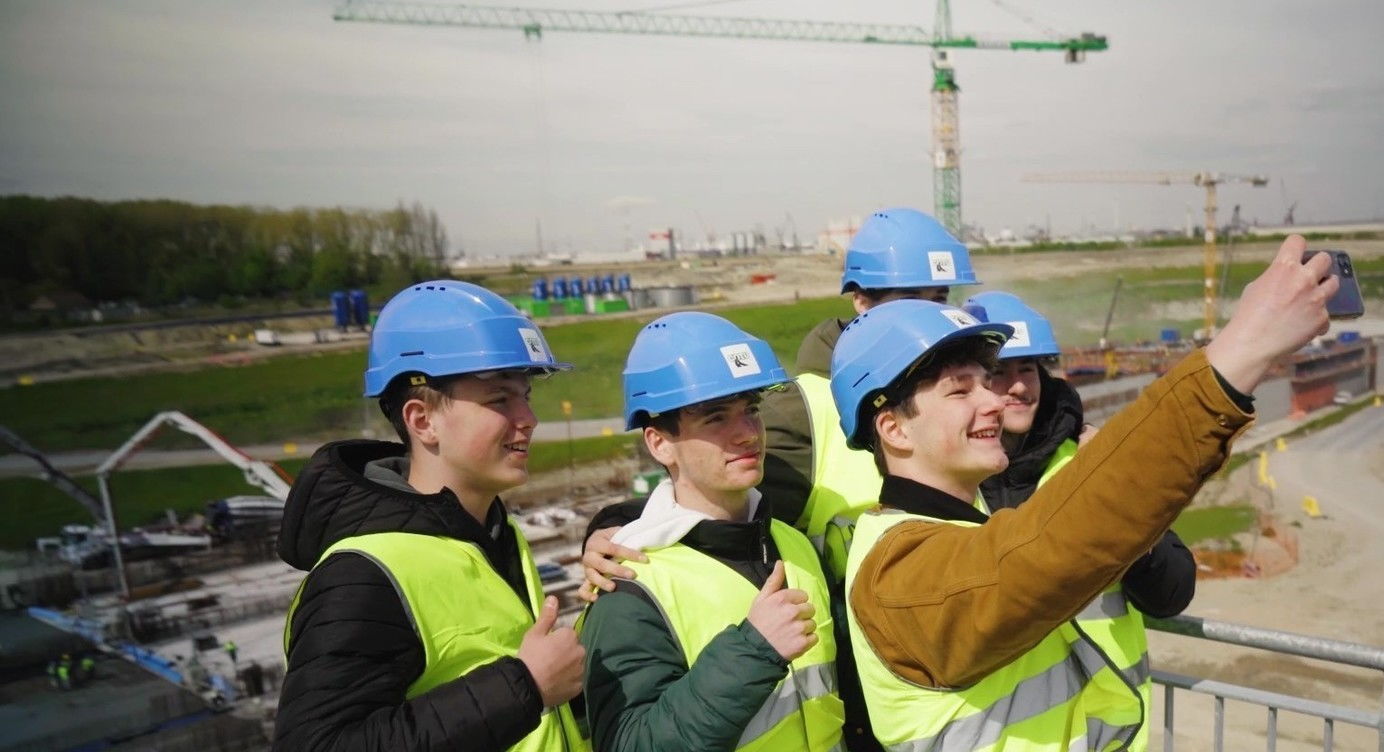 Jongeren op werfbezoek bij de Oosterweelwerken op Linkeroever