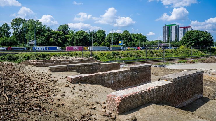 Brugpijlers met situering Ring. Archeologische opgraving ter hoogte van Pomppark Zuid, juni 2025.